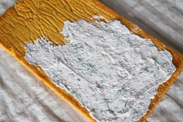 rolada marchewkowa - nakładanie masy twarogowej