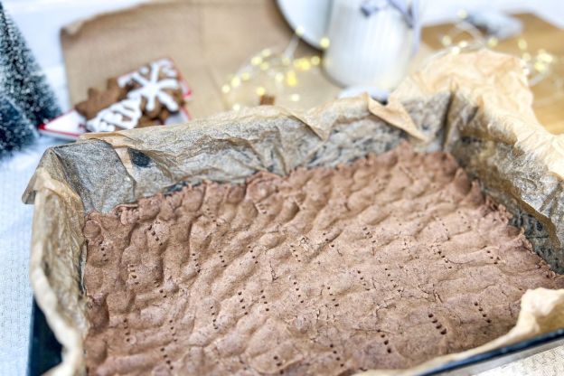 sernik piernikowy - surowe ciasto w formie ponakłuwane