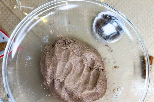 sernik piernikowy - zagniecione ciasto