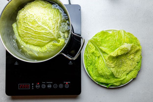 wegańskie gołąbki - parzenie kapusty
