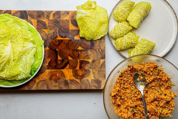 wegańskie gołąbki - zawijanie