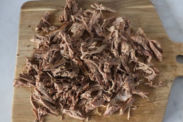 rillettes z kaczki - rozdzielanie mięsa