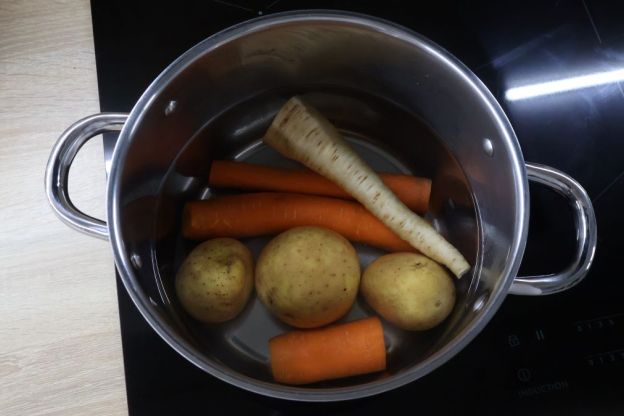 sałatka jarzynowa - gotowanie warzyw