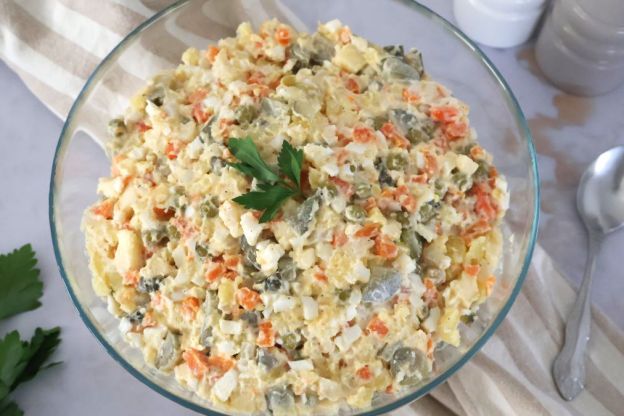 sałatka jarzynowa - podanie