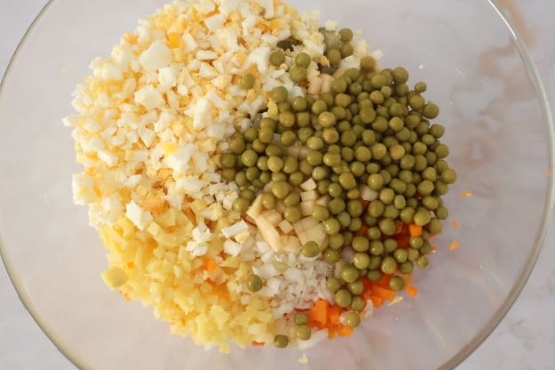 sałatka jarzynowa - wszystkie składniki