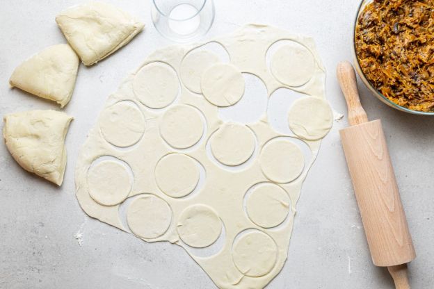 uszka z kapustą i grzybami - formowanie