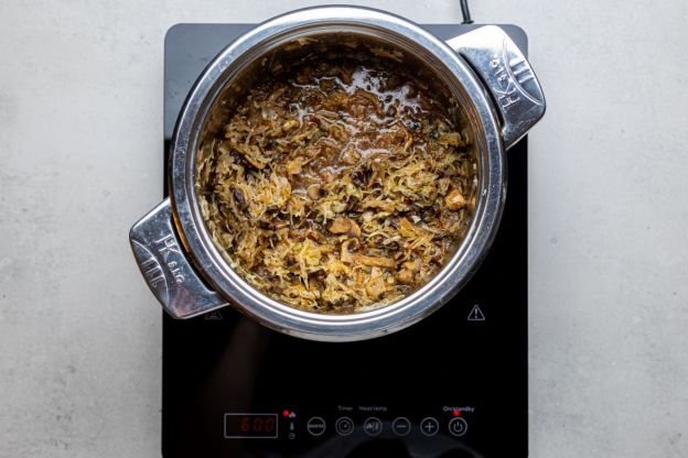 uszka z kapustą i grzybami - gotowanie farszu