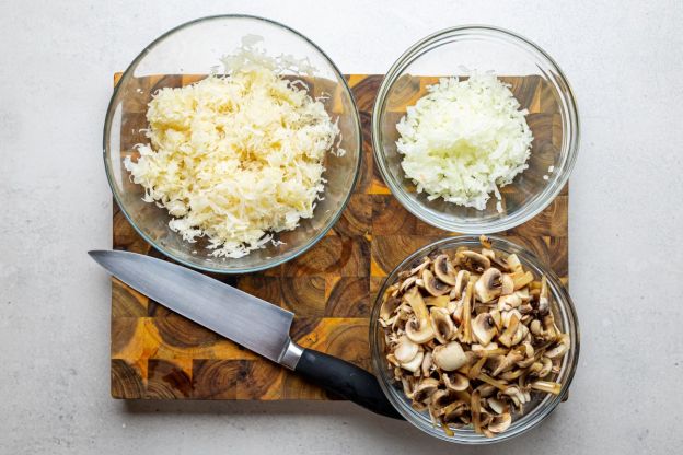 uszka z kapustą i grzybami - przygotowanie składników farszu