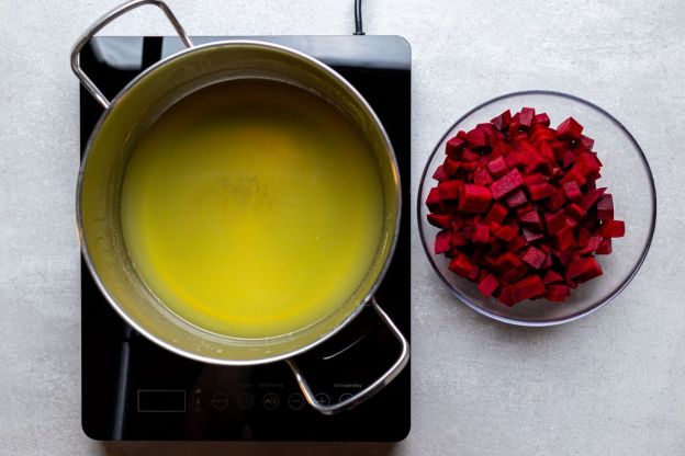 barszcz czerwony na zakwasie - wywar i buraki