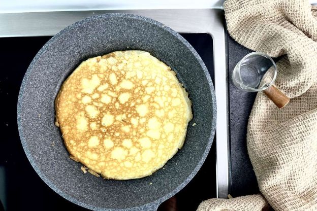 keto naleśniki - smażenie