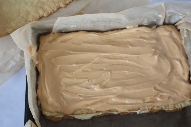 miodownik z kajmakiem - składanie warstw