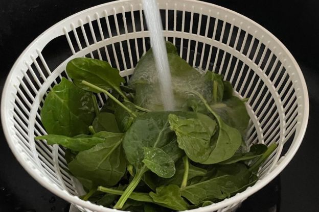 naleśniki szpinakowe - mycie szpinaku