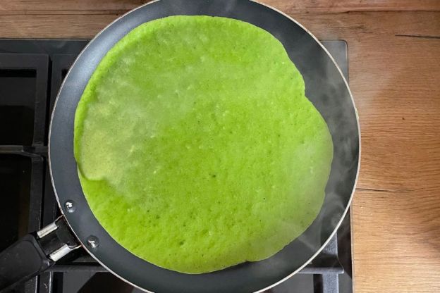 naleśniki szpinakowe - smażenie