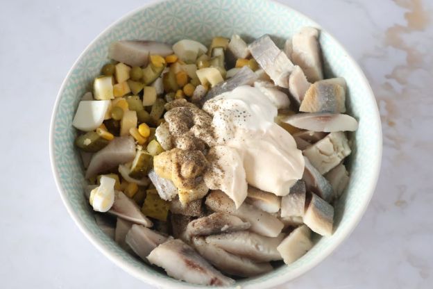 sałatka śledziowa z jajkiem - mieszanie