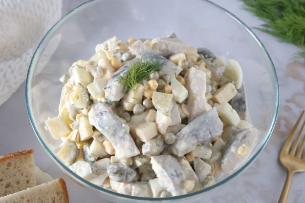 sałatka śledziowa z jajkiem - podanie