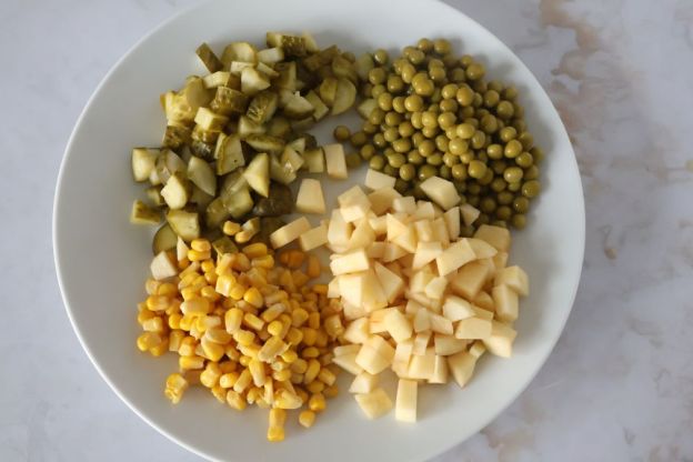 sałatka śledziowa z jajkiem - pokrojone składniki