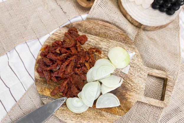 śledzie z suszonymi pomidorami - krojenie dodatków