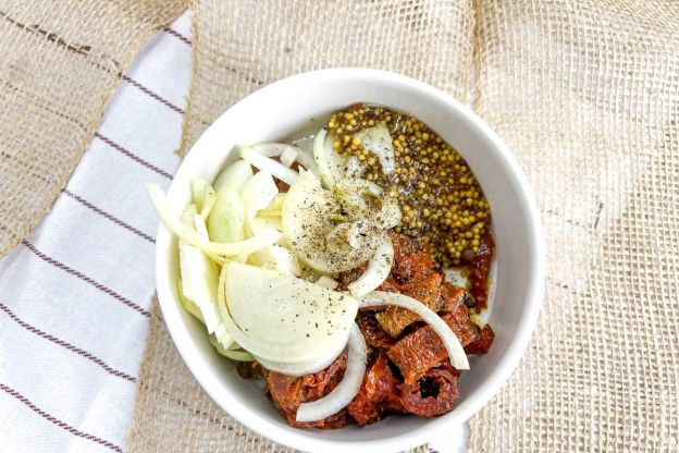 śledzie z suszonymi pomidorami - marynata