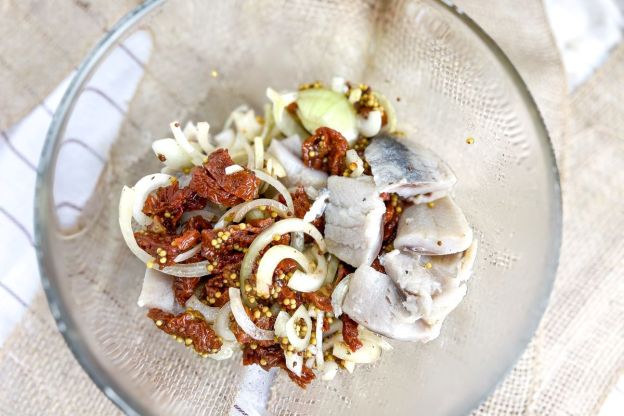 śledzie z suszonymi pomidorami - mieszanie