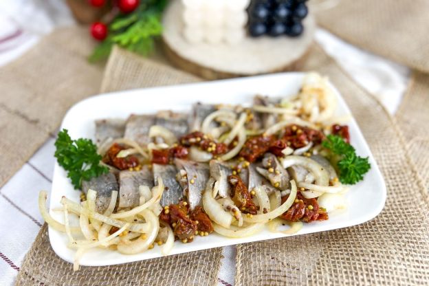 śledzie z suszonymi pomidorami - podanie