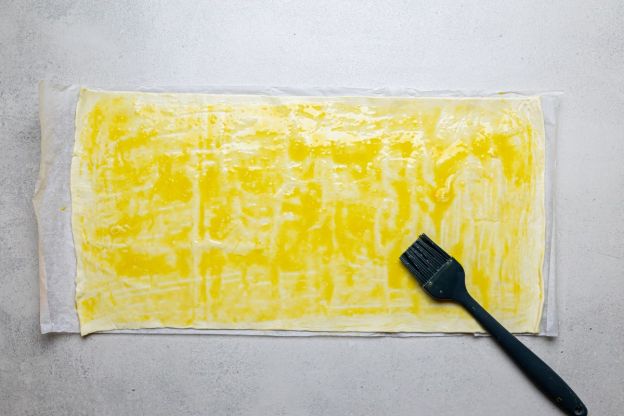 ciasto francuskie posmarowane jajkiem