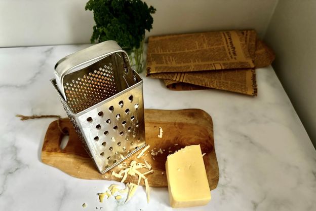 ciasto francuskie z mięsem mielonym - ścieranie sera