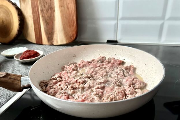 ciasto francuskie z mięsem mielonym - smażenie mięsa