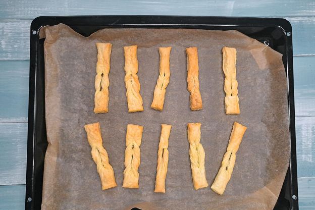 faworki z ciasta francuskiego - pieczenie