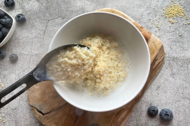 jaglanka na mleku w miseczce