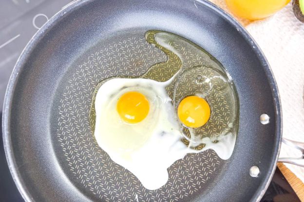 jajecznica z awokado - smażenie jajek