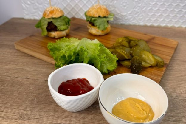 miniburgery - przygotowanie dodatków