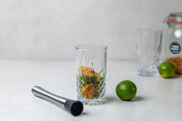 mojito bezalkoholowe - limonka z miętą i cukrem