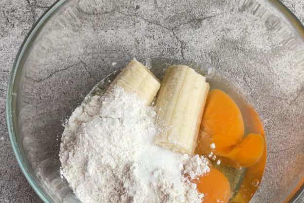 omlet z bananem - mieszanie masy