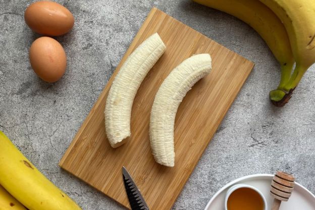 omlet z bananem - przygotowanie bananów