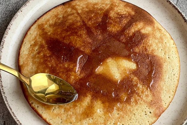 omlet z bananem - smarowanie miodem