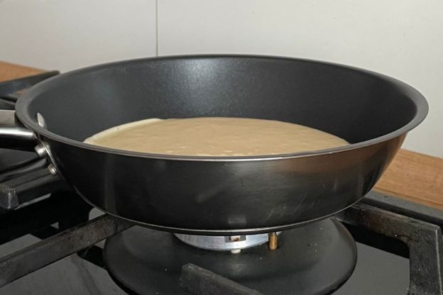 omlet z bananem - smażenie