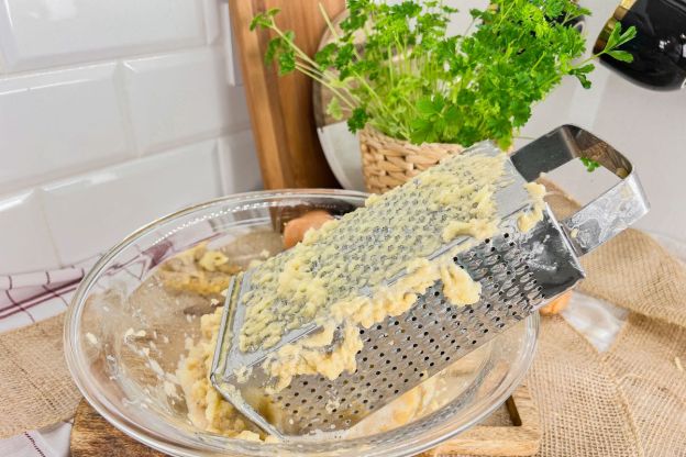 placki ziemniaczane - ścieranie