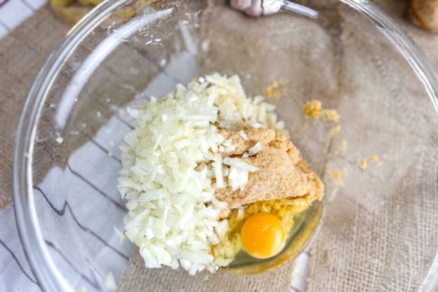 placki ziemniaczane z cebulą i jajkiem