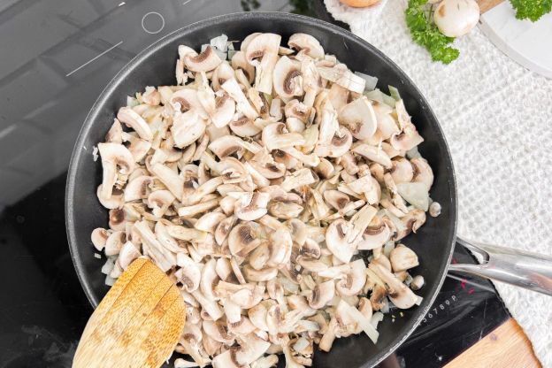 placki ziemniaczane z sosem pieczarkowym - duszenie pieczarek