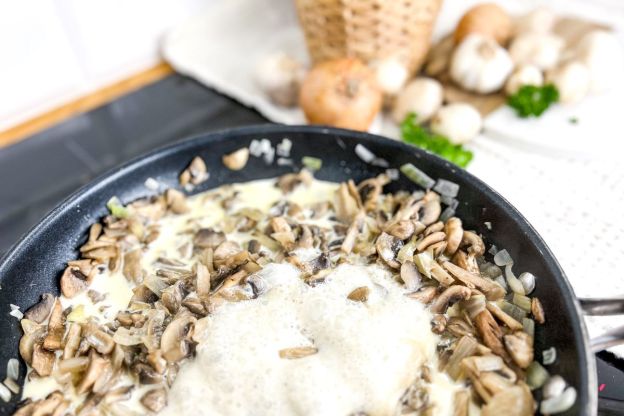 placki ziemniaczane z sosem pieczarkowym - pieczarki ze śmietaną