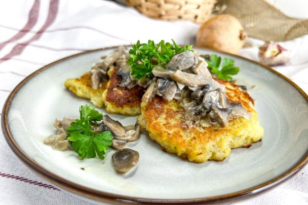 placki ziemniaczane z sosem pieczarkowym