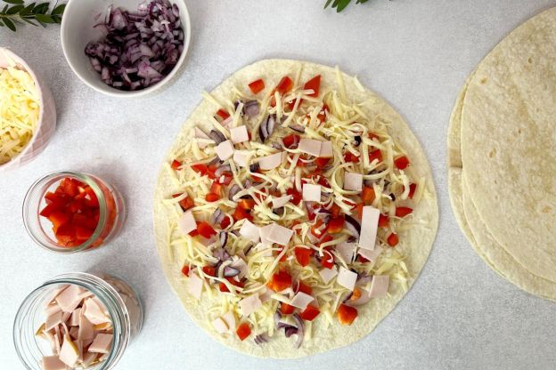 quesadilla z szynką i serem - nadziewanie tortilli