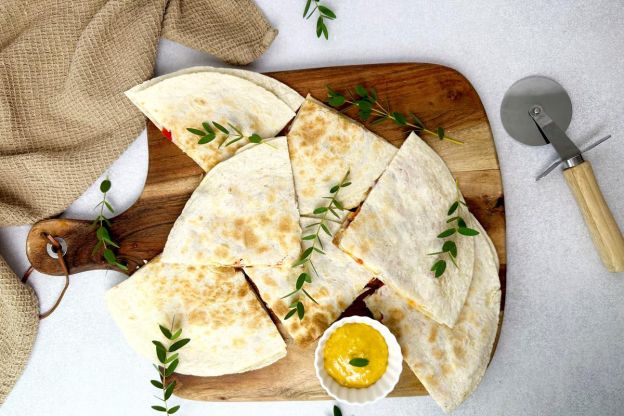 quesadilla z szynką i serem - podanie