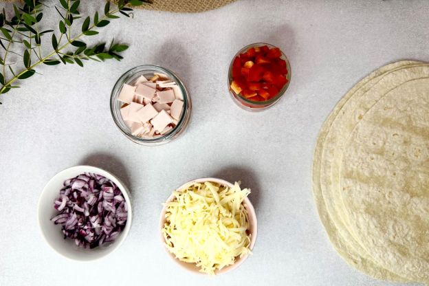 quesadilla z szynką i serem - przygotowanie składników