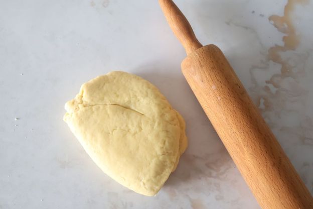 róże karnawałowe - ciasto