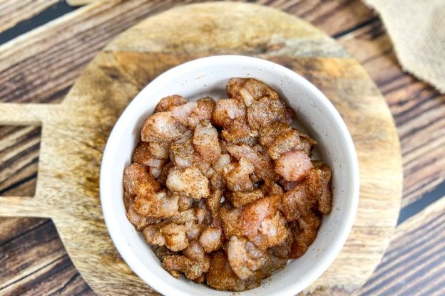 rożki z tortilli z kurczakiem - mięso z przyprawami