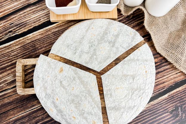 rożki z tortilli z kurczakiem - pokrojona tortilla