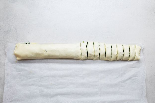 ślimaczki z ciasta francuskiego ze szpinakiem - krojenie