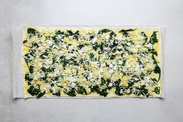 ślimaczki z ciasta francuskiego ze szpinakiem, mozzarellą i fetą