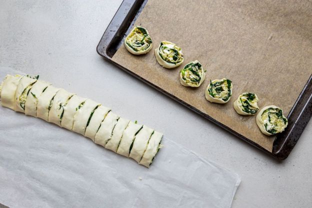 ślimaczki z ciasta francuskiego ze szpinakiem na blaszce